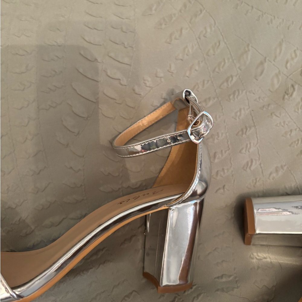 Silver Heels - Picture 7 of 7